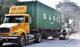 Chồng gào khóc ôm thi thể vợ chết thảm dưới gầm xe container