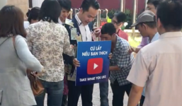 Nam thanh niên dán tiền khắp người giữa phố Sài Gòn gây xôn xao