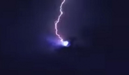 Xôn xao video vật thể bay UFO bị sét đánh