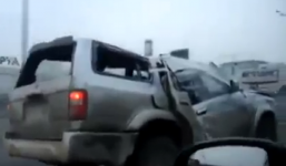 Xe 7 chỗ bẹp dúm vẫn bon bon chạy trên đường