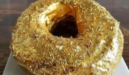 Bánh donut dát vàng đắt khách dịp đầu năm