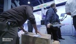 Cảnh sát Mỹ “đột kích” thu giữ gian hàng của công ty TQ