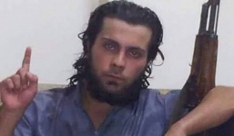 Chiến binh IS hành quyết mẹ ruột trước hàng trăm người