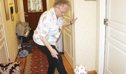 Cụ bà 90 tuổi tâng bóng điêu luyện khiến nhiều người thán phục