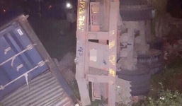 Tàu hỏa đâm container, đầu máy văng khỏi đường ray