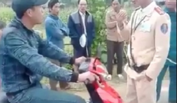 Nam thanh niên thách thức CSGT: 'Anh không tránh là em lao'