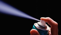 Tử vong vì dùng xịt khử mùi thay tắm hàng ngày