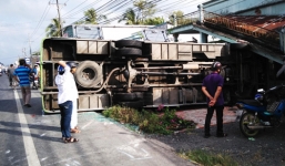 29 người đi ăn đám hỏi thoát chết trong ôtô lật ngang