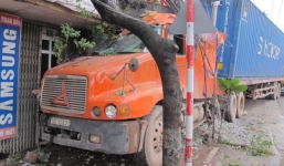 Ninh Bình: Xe container lao vào nhà dân khiến 1 người tử vong