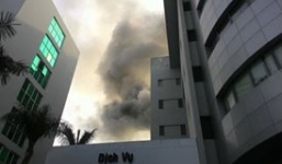 Tòa nhà Toyota Mỹ Đình cháy dữ dội, nhiều người bị kẹt thang máy