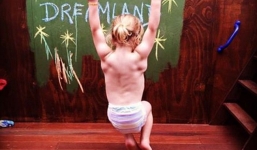 Video: Choáng với hình ảnh cậu bé 3 tuổi sở hữu cơ bụng 6 múi