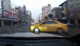 Tài xế gặp nạn khi cố gây ấn tượng với bạn gái