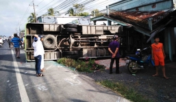 Xe đám hỏi đâm sập nhà khiến 1 người dân chết tại chỗ