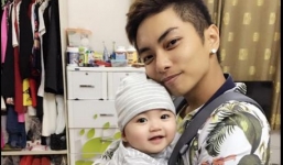 Facebook sao Việt: Phan Hiển khoe ảnh địu con đi chơi