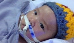 Đau đớn bé trai vừa sinh mắc bệnh lạ, bệnh viện trả về