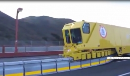 Cận cảnh xe chuyên dụng lắp dải phân cách cực nhanh tại Mỹ