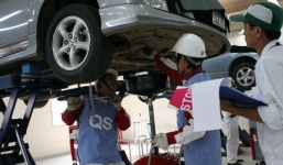 Gara ôtô bận “ngập đầu” sửa xe đón tết