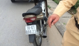 Video: 5 CSGT rượt bắt thanh niên phóng xe bạt mạng trên đường