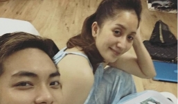 Khánh Thi lộ mặt mộc kém xinh bên Phan Hiển