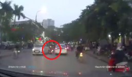 Video: Hai cô gái đi xe máy lạng lách, ngã trước đầu xe ô tô