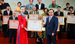 'Chim công làng múa' Linh Nga nhận danh hiệu nghệ sĩ ưu tú