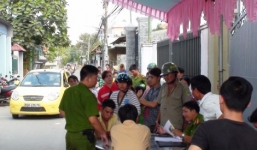 Tài xế taxi lao xe vào đám giỗ, rút dao đâm chủ nhà