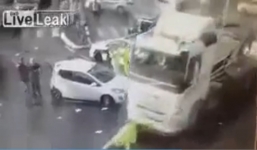 Đứng sai chỗ, CSGT bị ô tô tải cuốn vào gầm