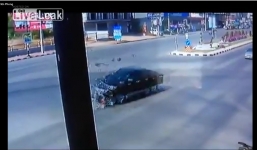 Video: Cắt mặt ô tô, xe máy nhận cái kết thảm