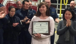 Video: Nữ sinh 19 tuổi nhấc bổng xe ô tô để cứu bố