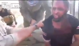 Video: Tay súng IS gào khóc gọi mẹ khi bị bắt