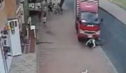 Xe tải mất lái chèn lên người đi xe đạp