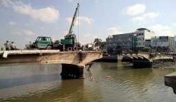 Xe cẩu 'ngã' xuống sông khi đang tháo dỡ cầu Đúc Tân An