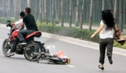 Hà Nội: Cô gái bị 2 thanh niên cướp hơn 30 triệu đồng trên đường