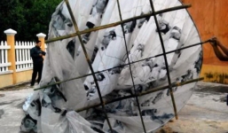 Cận cảnh quả cầu khổng lồ có chữ Trung Quốc rơi xuống Quảng Nam