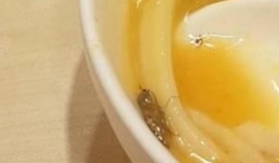 Gián lổm ngồm trong bát mì, chủ nhà hàng lên tiếng thách thức