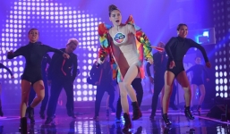 Hồ Ngọc Hà gây tranh cãi khi hát 'Vợ người ta'