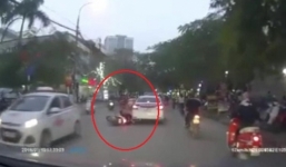 Video: Cố tình chạy lấn làn, 2 cô gái suýt lao đầu vào ôtô