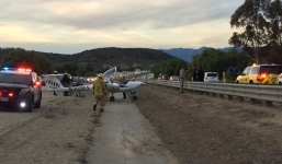 Video: Hàng loạt ô tô “né” máy bay nằm kềnh càng trên xa lộ