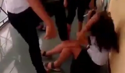 Nữ sinh bị đánh hội đồng ngay trong trường học