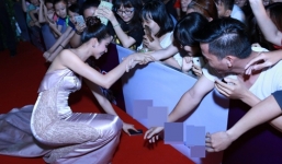 Phạm Hương cúi người nhặt điện thoại cho fan