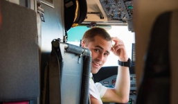 Phi công trẻ khiến phái nữ mê mẩn, phát cuồng hơn sao