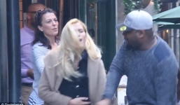 Video chồng hung hãn đánh vào bụng bầu của vợ, người đi đường thờ ơ