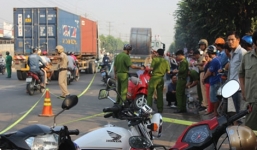 Video: Tai nạn giao thông, cô gái trẻ chết thảm dưới gầm container