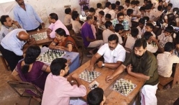 Cả làng chơi cờ để cai nghiện rượu