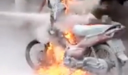 Bị bắt xe vi phạm, người đàn ông châm lửa đốt xe máy