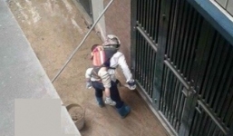 Bức ảnh mẹ cõng con đi làm phu hồ cảm động rơi nước mắt