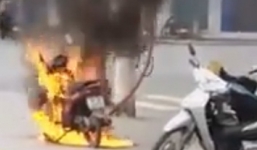 Vi phạm giao thông đốt xe, cư dân mạng phẫn nộ