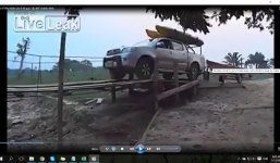 Video: Tài xế liều lĩnh lái xe qua cầu ván siêu mỏng