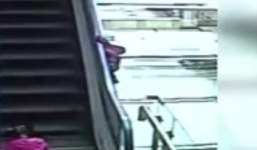 Hoảng hốt bé gái bị thang cuốn cuốn đi, rơi xuống đất tử vong