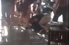 Bị mẹ người yêu cũ đánh tới tấp khi ngồi cà phê với bạn gái mới